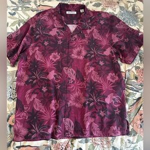 Tommy Bahama 100% silk men’s Hawaiian print short sleeve button down.